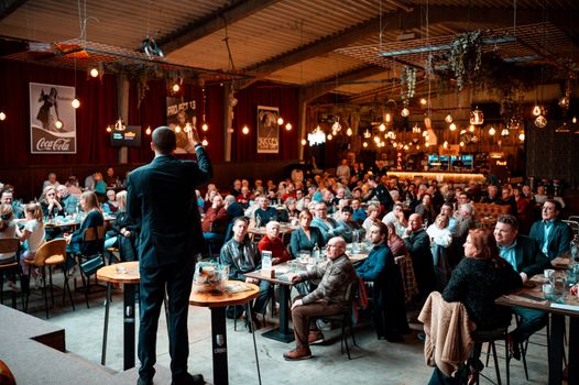 Collage van Nederlandse entertainmentsterren, televisiefragmenten en muzieknieuws voor het nieuws showbizz van vandaag