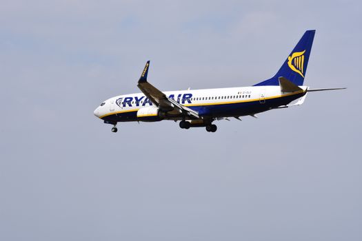 Passagiers op een luchthaven vergelijken Ryanair-ticketprijzen en handbagage voor vertrek vanuit Nederland