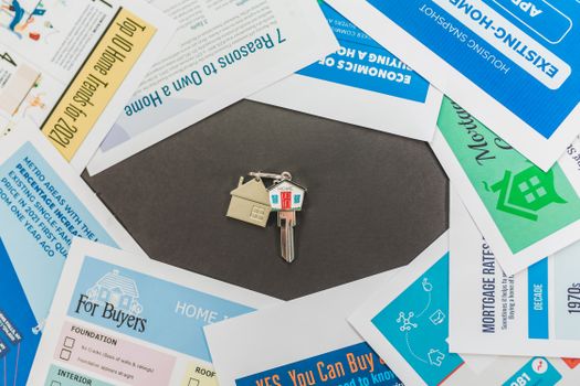 Stel maakt financiële planning aan tafel voor samenwonen in een nieuw huis