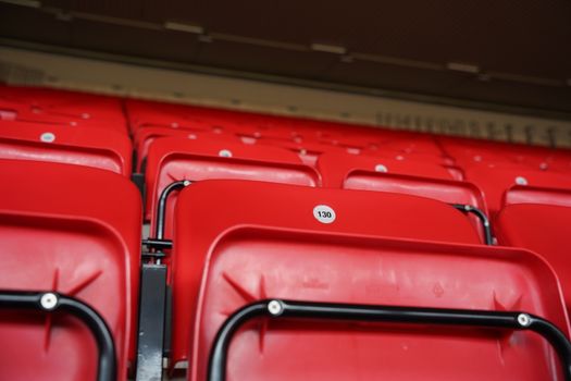 Telefoon met Premier League-ranglijst en stand liverpool fc op het scherm