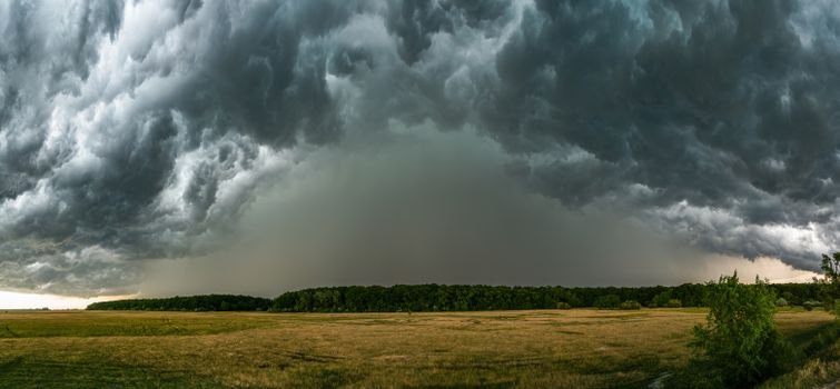 Donkere lucht en harde wind in Denieuws tijdens storm benjamin op een natte doorgaande weg