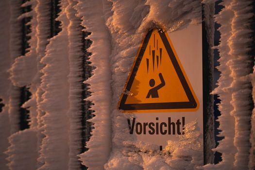 Waarschuwing voor vrij hoge temperaturen in Denieuws met zonnig plein en mensen die schaduw zoeken