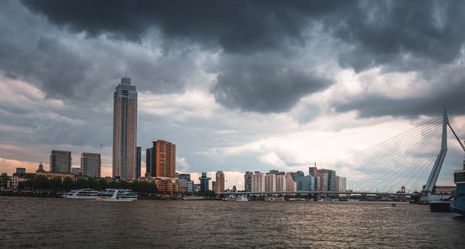 Skyline van Rotterdam met wolken en wind bij de Erasmusbrug, passend bij weer vandaag rotterdam